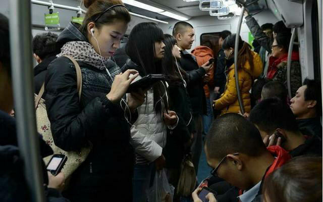 华为手机在外国能用吗
:为何中国人坐地铁都在玩手机外国人却在看书？真相揭开让欧美尴尬